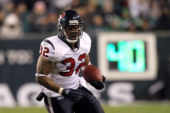 PHILADELPHIA, PA - DECEMBER 02:  Derrick Ward #32 of the Houston Texans runs the ball against the Philadelphia Eagles at Lincoln Financial Field on December 2, 2010 in Philadelphia, Pennsylvania. The Eagles won 34-24.  (Photo by Al Bello/Getty Images)