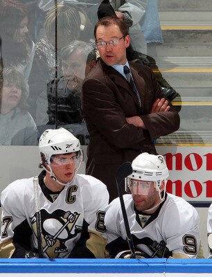 UNIONDALE, NY - FEBRUARY 16:  Interim head coach Dan Bylsma of the Pittsburgh Penguins looks on as his team plays against the New York Islanders on February 16, 2009 at Nassau Coliseum in Uniondale, New York.  (Photo by Jim McIsaac/Getty Images)