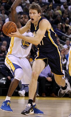 OAKLAND, CA - JANUARY 19:  Mike Dunleavy #17 of the Indiana Pacers drives to the basket during their game against the Golden State Warriors at Oracle Arena on January 19, 2011 in Oakland, California.  NOTE TO USER: User expressly acknowledges and agrees t