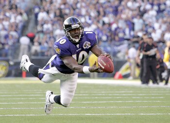 BALTIMORE - NOVEMBER 06:  Quarterback Kordell Stewart #10 of the Baltimore Ravens dives, but misses the ball while trying to make a reception from Chester Taylor #29 during the second half of the game against the Cincinnati Bengals on November 6, 2005 at