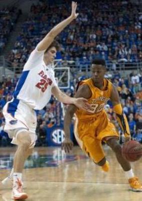 284760517-tennessee-s-scotty-hopson-32-drives-around-florida-chandler-parsons_display_image