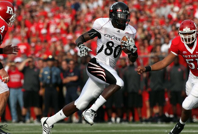 PISCATAWAY, NJ - SEPTEMBER 07:  Armon Binns #80 of the Cincinnati Bearcats runs the ball against the Rutgers Scarlet Knights at Rutgers Stadium on September 7, 2009 in Piscataway, New Jersey.  (Photo by Jim McIsaac/Getty Images)