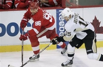 Penguins_red_wings_hockey_display_image