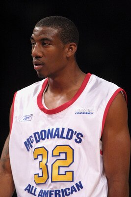 04 April 2002:  Amare Stoudemire #32 of the East team  during the McDonalds boys High School All America Game against the West team at Madison Square Garden in New York City,  New York. The East team defeated the West team 138-107.  Digital Image.  Mandat