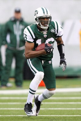 EAST RUTHERFORD, NJ - JANUARY 02:  Brad Smith #16 of the New York Jets runs downfield against the Buffalo Bills at New Meadowlands Stadium on January 2, 2011 in East Rutherford, New Jersey.  (Photo by Michael Heiman/Getty Images)
