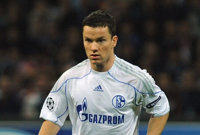 MILAN, ITALY - APRIL 05:  Alexander Baumjohann of Schalke 04 runs with the ball during the UEFA Champions League Quarter Final match between FC Internazionale Milano and Schalke 04 at San Siro Stadium on April 5, 2011 in Milan, Italy.  (Photo by Valerio P