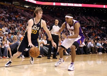 Gordon Hayward drives past Jared Dudley.