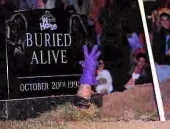 Undertakerin Eli Buried-alive_display_image