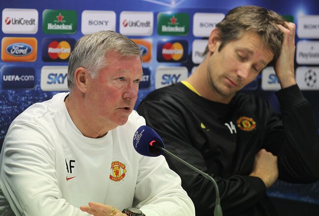 MILAN, ITALY - FEBRUARY 15:  Alex Ferguson (L) manager of Manchester United and goal keeper Edwin van der Sar speak to the media ahead of training at Stadio Giuseppe Meazza, on the eve of their UEFA Champions League Group G match against AC Milan on Febru