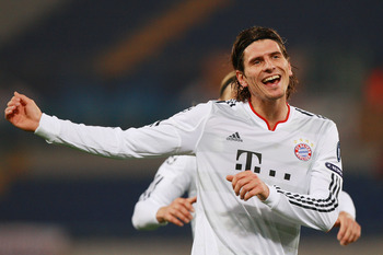 ROME - NOVEMBER 23: Mario Gomez of FC Bayern Muenchen celebrates after scoring the second goal during the UEFA Champions League Group E match between AS Roma and FC Bayern Muenchen at Stadio Olimpico on November 23, 2010 in Rome, Italy. (Photo by Paolo