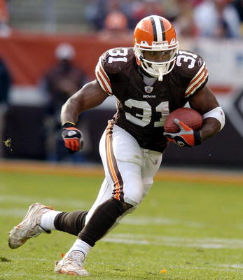 CLEVELAND - DECEMBER 5:  William Green #31 of the Cleveland Browns carries the ball during a game against the New England Patriots at Cleveland Browns Stadium on December 5, 2004 in Cleveland, Ohio.  The Patriots defeated the Browns 42-15.  (Photo by Davi