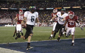 SAN DIEGO - DECEMBER 29:  Wide receiver Demetrius Williams #6 of the Oregon Ducks rushes the only touchdown of the first half into the end zone against the Oklahoma Sooners during the Pacific Life Holiday Bowl on December 29, 2005 at Qualcomm Stadium in S