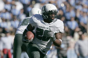 PASADENA, CA - NOVEMBER 24:  Jonathan Stewart #28 of the Oregon Ducks carries the ball against the UCLA Bruins on November 24, 2007 at the Rose Bowl in Pasadena, California.  (Photo by Jeff Gross/Getty Images)