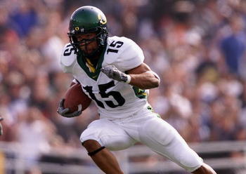 10 Nov 2001:  Keenan Howry #15 of the Oregon Ducks in action during the game against the UCLA Bruins, at the Rose Bowl, Pasadena California.  Oregon defeated UCLA 21-20. DIGITAL IMAGE. Mandatory Credit: Adam Pretty/ALLSPORT
