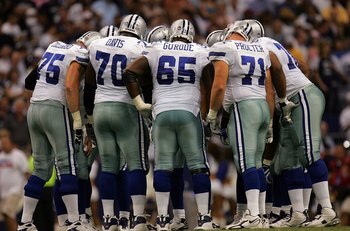 DALLAS - SEPTEMBER 15:  The Dallas Cowboys offensive line during play against the Philadelphia Eagles at Texas Stadium on September 15, 2008 in Irving, Texas.  (Photo by Ronald Martinez/Getty Images)