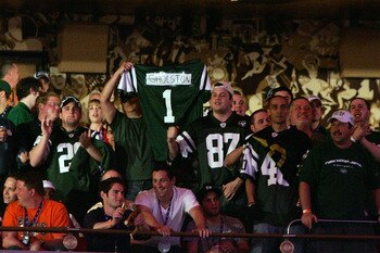 NEW YORK - APRIL 26:  Fans of the New York Jets cheer thier teams first round draft pick during the 2008 NFL Draft on April 26, 2008 at Radio City Music Hall in New York, New York.  (Photo by Jim McIsaac/Getty Images)