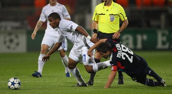 LYON, FRANCE - SEPTEMBER 14:  Jefferson Farfan of Schalke escapes from Jeremy Toulalan of Lyon during the UEFA Champions League Group B match between Olympique Lyonnais and FC Schalke 04 at the Stade de Gerland on September 14, 2010 in Lyon, France.  (Pho
