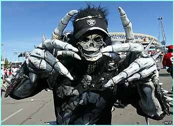 Oakland_raiders_fan_display_image