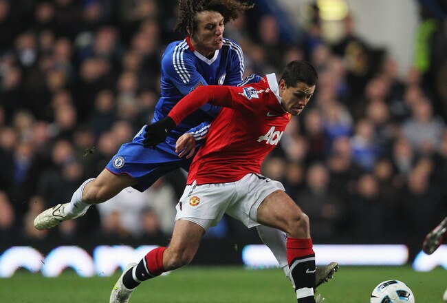 LONDON, ENGLAND - MARCH 01:  David Luiz of Chelsea challenges Javier Hernandez of Manchester United during the Barclays Premier League match between Chelsea and Manchester United at Stamford Bridge on March 1, 2011 in London, England.  (Photo by Clive Ros