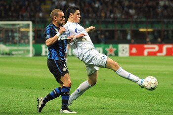 MILAN, ITALY - APRIL 05:  Kyriakos Papadopoulos (R) of Schalke 04 is challenged by Wesley Sneijder of FC Internazionale Milano during the UEFA Champions League Quarter Final match between FC Internazionale Milano and Schalke 04 at San Siro Stadium on Apri