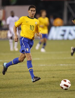 EAST RUTHERFORD, NJ - AUGUST 10: Paulo Henrique Ganso #10 of Brazil runs upfield in the first half of a friendly match against the U.S. at the New Meadowlands on August 10, 2010 in East Rutherford, New Jersey. (Photo by Jeff Zelevansky/Getty Images)