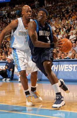 DENVER - MAY 13:  Josh Howard #5 of the Dallas Mavericks drives to the basket against Chauncey Billups #7 of the Denver Nuggets in Game Five of the Western Conference Semifinals during the 2009 NBA Playoffs at Pepsi Center on May 13, 2009 in Denver, Color