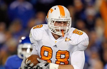 LEXINGTON, KY - NOVEMBER 28:  Luke Stocker #88 of the Tennessee Volunteers catches a touchdown pass during the SEC game against the Kentucky Wildcats at Commonwealth Stadium on November 28, 2009 in Lexington, Kentucky.  (Photo by Andy Lyons/Getty Images)