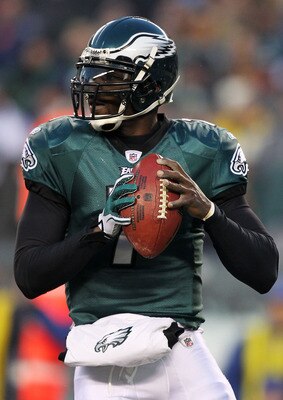 PHILADELPHIA, PA - JANUARY 09:  Michael Vick #7 of the Philadelphia Eagles scrambles against the Green Bay Packers during the 2011 NFC wild card playoff game at Lincoln Financial Field on January 9, 2011 in Philadelphia, Pennsylvania.  (Photo by Al Bello/