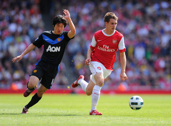 LONDON, ENGLAND - MAY 01:  Aaron Ramsey of Arsenal evades Ji-Sung Park of Manchester United  during the Barclays Premier League match between Arsenal and Manchester United at the Emirates Stadium on May 1, 2011 in London, England.  (Photo by Mike Hewitt/G