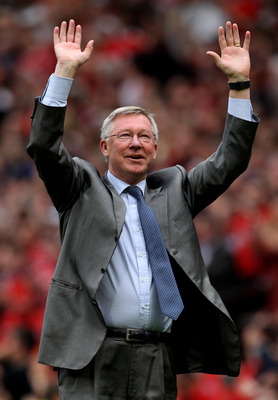 MANCHESTER, ENGLAND - MAY 08:  Manchester United Manager Sir Alex Ferguson takes a bow at the end of the Barclays Premier League match between Manchester United and Chelsea at Old Trafford on May 8, 2011 in Manchester, England.  (Photo by Alex Livesey/Get