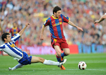 BARCELONA, SPAIN - MAY 08: Leo Messi (R) of Barcelona eludes Raul of Espanyol during the La Liga match between Barcelona and Espanyol at Nou Camp on May 8, 2011 in Barcelona, Spain.  (Photo by Denis Doyle/Getty Images)