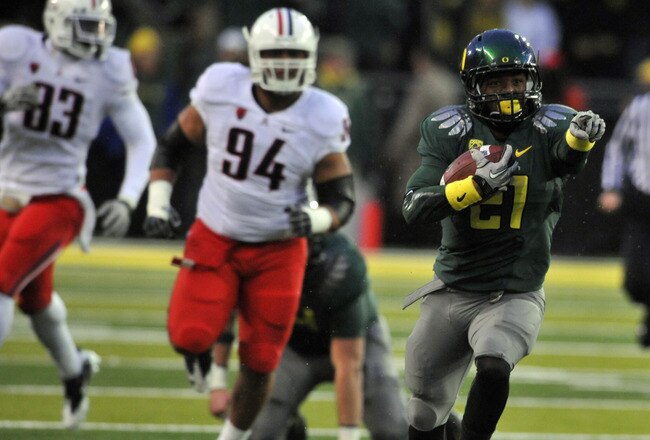EUGENE, OR - NOVEMBER 26: Running back LaMichael James #21 of the Oregon Ducks points his way as he runs with the ball in the first quarter of the game against the Arizona Wildcats at Autzen Stadium on November 26, 2010 in Eugene, Oregon. The Ducks won th