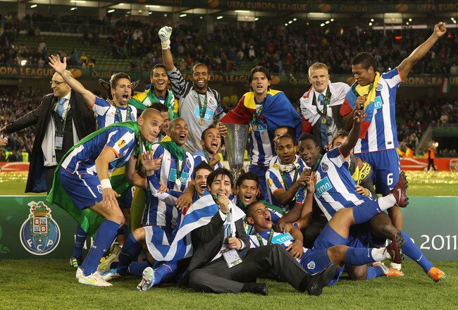 DUBLIN, IRELAND - MAY 18:  FC Porto players pose with the Europa league trophy during the UEFA Europa League Final between FC Porto and SC Braga at Dublin Arena on May 18, 2011 in Dublin, Ireland.  (Photo by Scott Heavey/Getty Images)