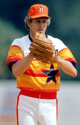 Gal_uniforms_astros_display_image
