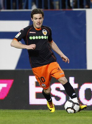 MADRID, SPAIN - FEBRUARY 28:  Juan Mata of Valencia in action during the La Liga match between Atletico Madrid and Valencia at Vicente Calderon Stadium on February 28, 2010 in Madrid, Spain.  (Photo by Angel Martinez/Getty Images)