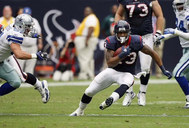 HOUSTON - SEPTEMBER 26:  Running back Arian Foster #23 of the Houston Texans rushes against the Dallas Cowboys in the second quarter at Reliant Stadium on September 26, 2010 in Houston, Texas.  (Photo by Bob Levey/Getty Images)
