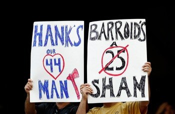 ATLANTA - AUGUST 14:  Fans hold up signs in favor of Hank Aaron and against San Francisco Giants outfielder Barry Bonds #25 during the game at Turner Field August 14, 2007 in Atlanta, Georgia.  (Photo by Mike Zarrilli/Getty Images)