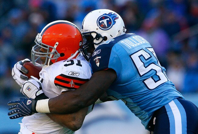 NASHVILLE, TN - DECEMBER 07:  Stephen Tulloch #55 of the Tennessee Titans tackles running back Jamal Lewis #31 of the Cleveland Browns during the game on December 7, 2008 at LP Field in Nashville, Tennessee.  (Photo by Kevin C. Cox/Getty Images)