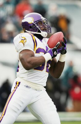PHILADELPHIA - JANUARY 16:  Running back Onterrio Smith #32 of the Minnesota Vikings catches a pass against the Philadelphia Eagles in an NFC divisional playoff game at Lincoln Financial Field on January 16, 2005 in Philadelphia, Pennsylvania. The Eagles