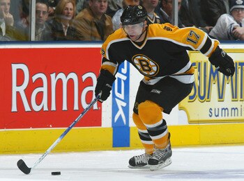 TORONTO - NOVEMBER 23:  Shawn McEachern #17 of the Boston Bruins in action against the Toronto Maple Leafs during the NHL game at Air Canada Centre on November 23, 2005 in Toronto, Ontario. The Bruins defeated the Leafs 5-1. (Photo By Dave Sandford/Getty 