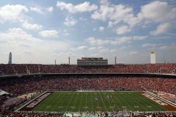 DALLAS - OCTOBER 11:  A general view of the Oklahoma Sooners and the Texas Longhorns during the Red River Rivalry at the Cotton Bowl on October 11, 2008 in Dallas, Texas.  (Photo by Ronald Martinez/Getty Images)