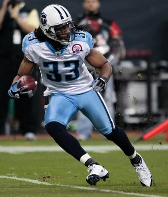 HOUSTON - NOVEMBER 23:  Kick returner Michael Griffin #33 of the Tennessee Titans returns a kick against the Houston Texans at Reliant Stadium on November 23, 2009 in Houston, Texas.  (Photo by Bob Levey/Getty Images)
