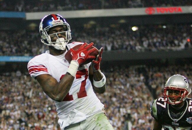 GLENDALE, AZ - FEBRUARY 03:  Wide receiver Plaxico Burress #17 of the New York Giants catches a 13-yard touchdown pass in the fourth quarter over Ellis Hobbs #27 of the New England Patriots during Super Bowl XLII on February 3, 2008 at the University of P