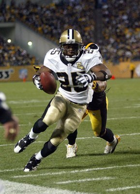 PITTSBURGH - NOVEMBER 12:  Reggie Bush #25 of the New Orleans Saints runs against the Pittsburgh Steelers on November 12, 2006 at Heinz Field in Pittsburgh, Pennsylvania.  (Photo by Rick Stewart/Getty Images)