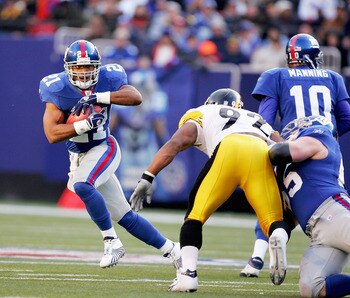 EAST RUTHERFORD, NJ - DECEMBER 18:  Tiki Barber #21 of the New York Giants breaks for a big run in the first half against the Pittsburgh Steelers on December 18, 2004 at Giants Stadium in East Rutherford, New Jersey.  (Photo by Ezra Shaw/Getty Images)