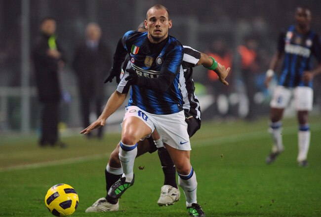 TURIN, ITALY - FEBRUARY 13:  Wesley Sneijder of FC Internazionale Milano runs of Felipe Melo of Juventus FC during the Serie A match between Juventus FC and FC Internazionale Milano at Olimpico Stadium on February 13, 2011 in Turin, Italy.  (Photo by Vale