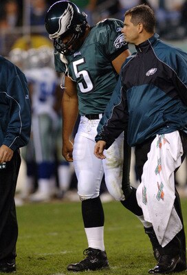 Philadelphia Eagles quarterback Donovan McNabb leaves the field with an injury against the Dallas Cowboys November 14, 2005 at Lincoln Financial Field in Philadelphia.  The Cowboys defeated the Eagles 21 - 20.  (Photo by Al Messerschmidt/Getty Images)