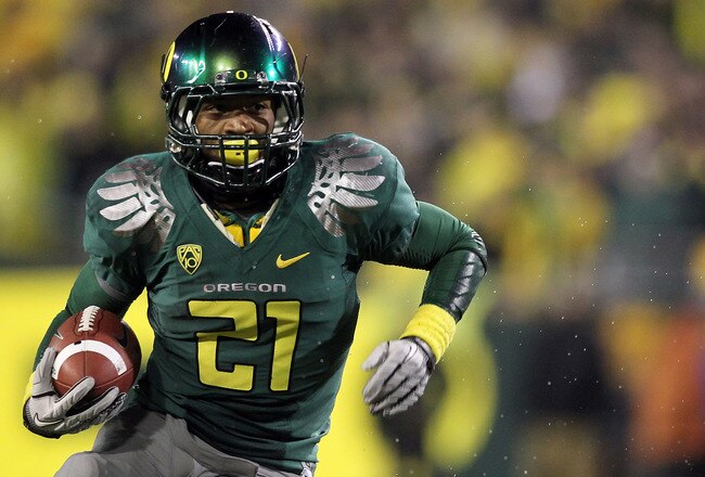 EUGENE, OR - NOVEMBER 26:  LaMichael James #21 of the Oregon Ducks runs for a touchdown run against the Arizona Wildcats on November 26, 2010 at the Autzen Stadium in Eugene, Oregon.  (Photo by Jonathan Ferrey/Getty Images)
