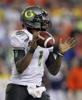 GLENDALE, AZ - JANUARY 10:  Darron Thomas #1 of the Oregon Ducks scrambles against the Auburn Tigers during the Tostitos BCS National Championship Game at University of Phoenix Stadium on January 10, 2011 in Glendale, Arizona.  (Photo by Ronald Martinez/G