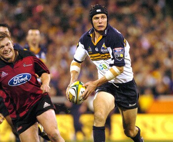Stephen Larkham looks to pass in the 2004 Super 12 Final.